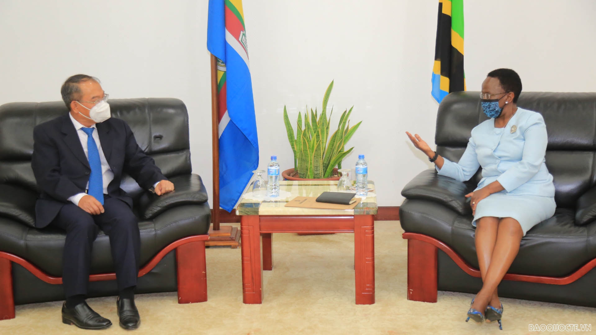 Vietnamese Ambassador politely greets Tanzanian Foreign Minister